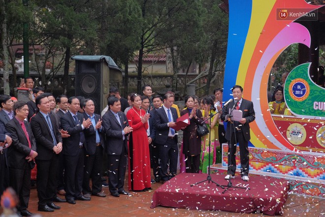 Người dân chen chân hứng nước thánh ở động Hương Tích trong ngày khai hội chùa Hương